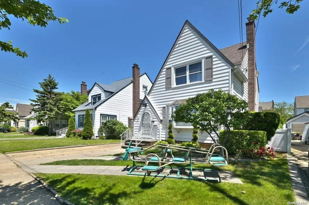 362 Marcellus Road Mineola NY 11501