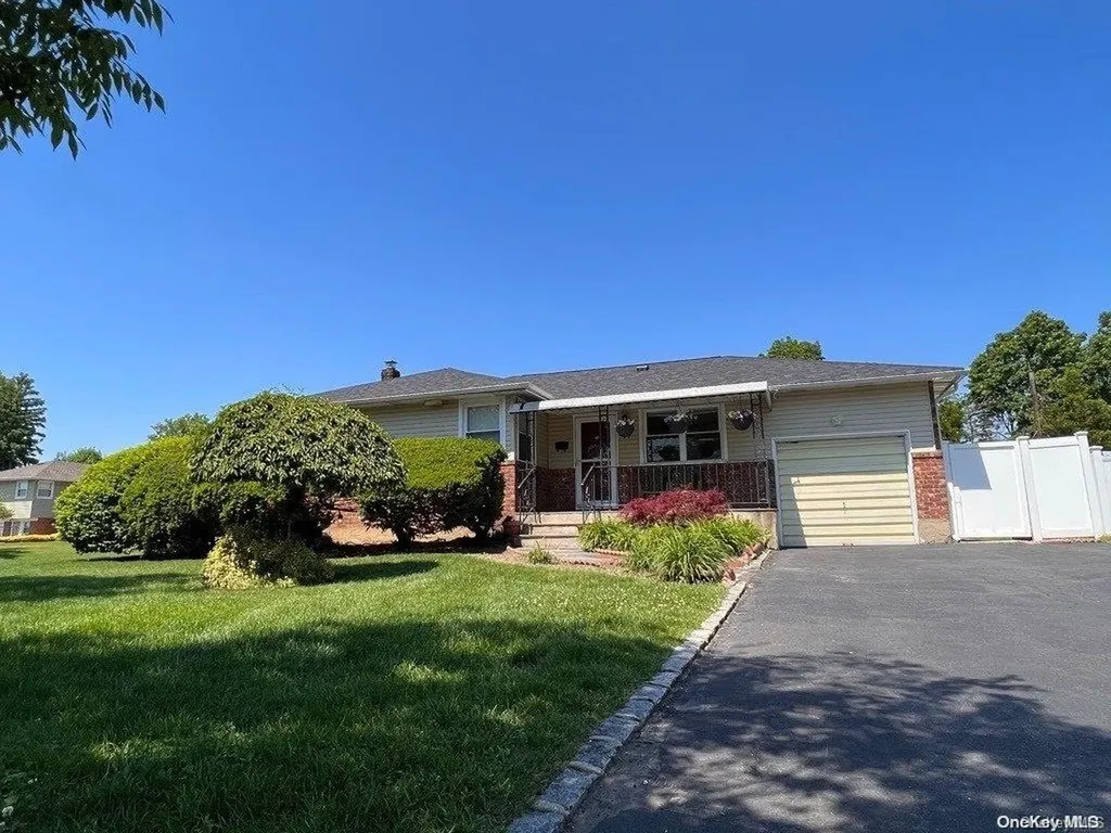 11 Evelyn Road Plainview NY 11803
