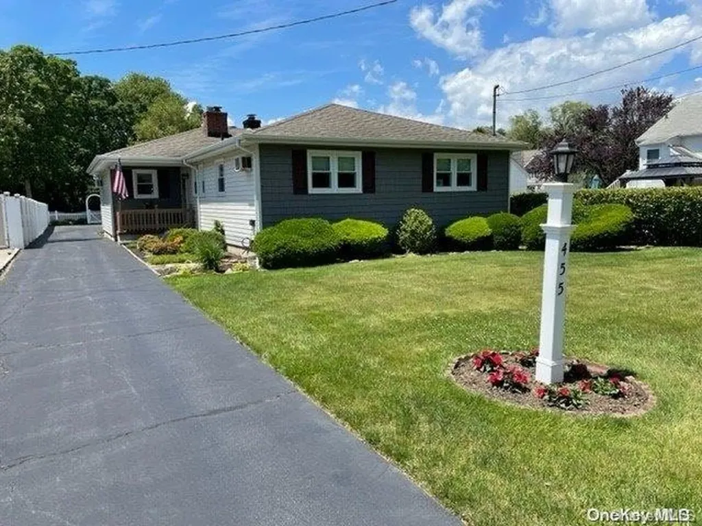 455 Beacon Avenue Lindenhurst NY 11757