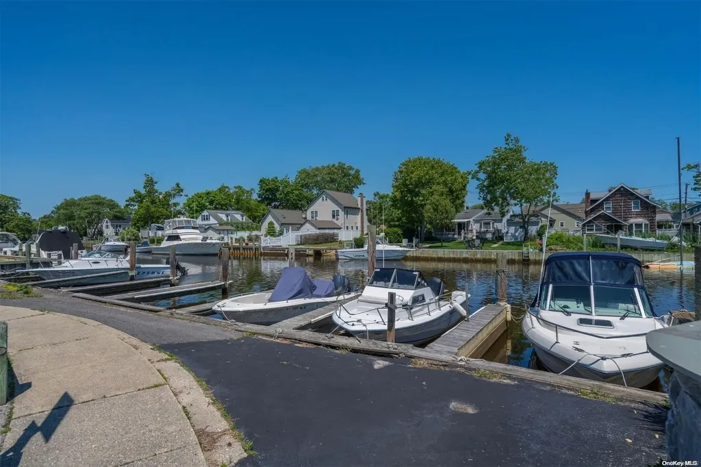 111 Reef Court West Babylon NY 11704