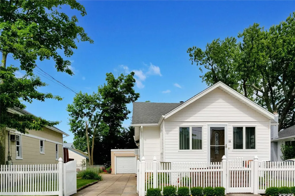 18 Gordon Place Freeport NY 11520