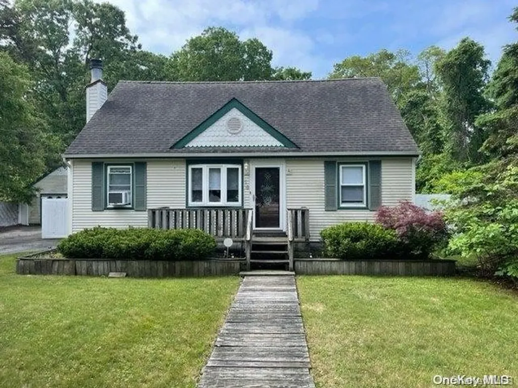 16 Beaver Dam Road Islip NY 11751