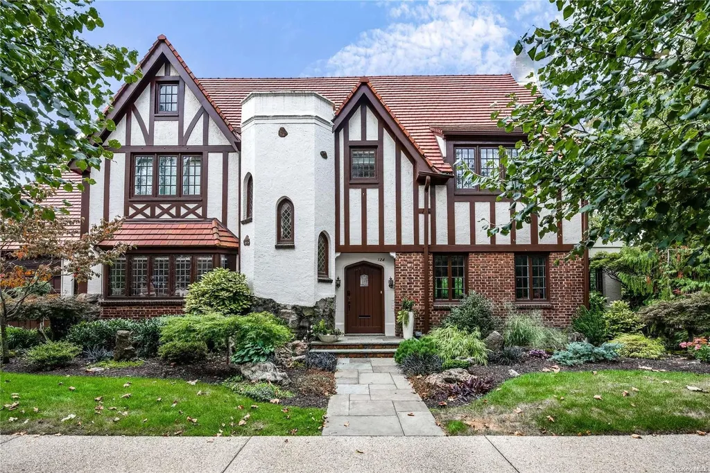 124 Slocum Crescent Forest Hills NY 11375