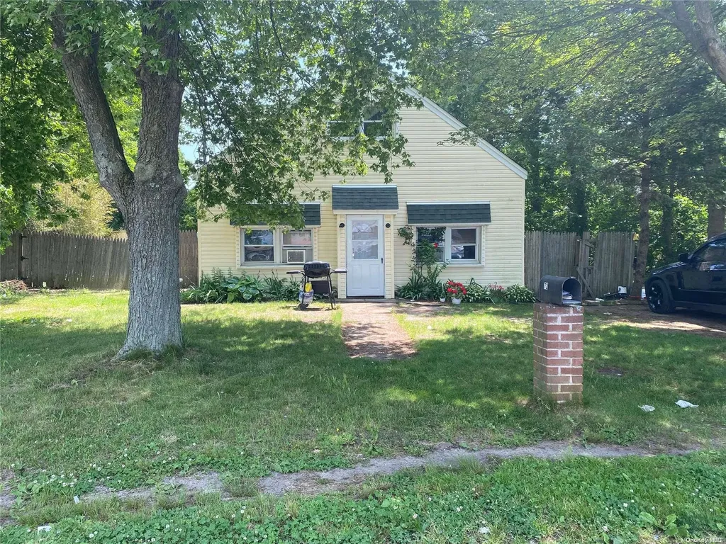 72 Surrey Circle Shirley NY 11967