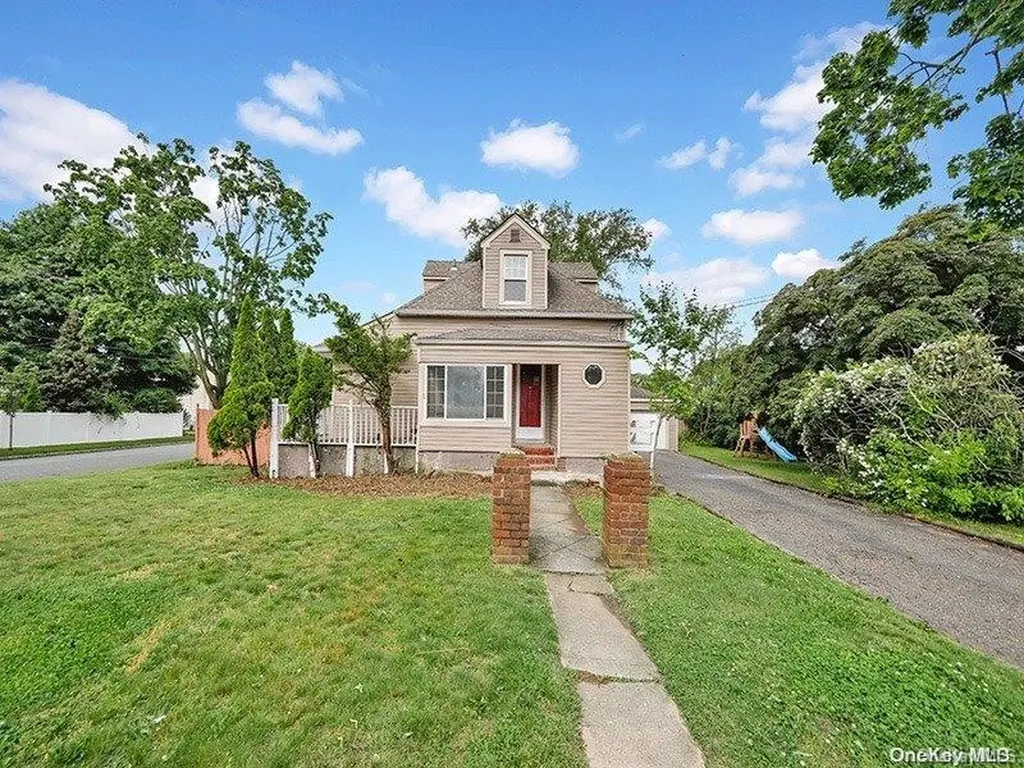 181 10th Avenue West Babylon NY 11704
