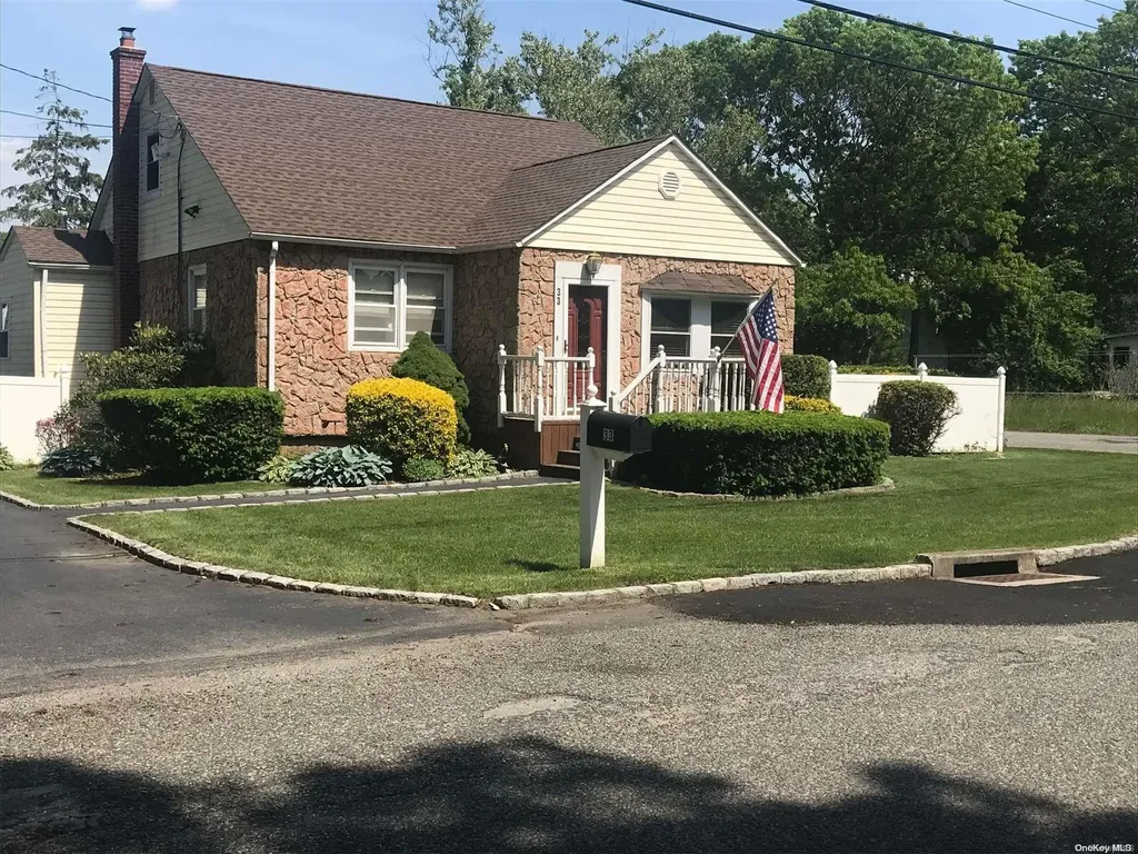 33 Concord Road Shirley NY 11967