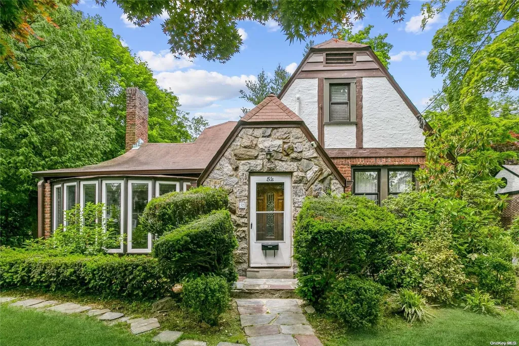 52 Cambridge Road Great Neck NY 11023