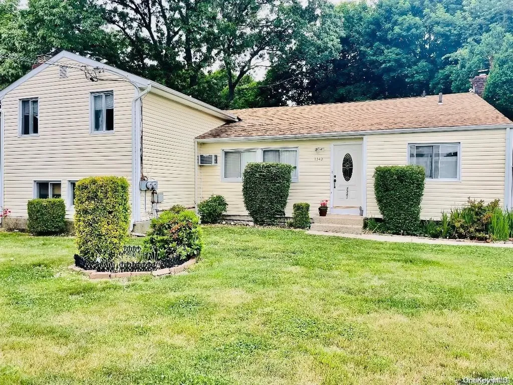 1342 Manor Lane Bay Shore NY 11706