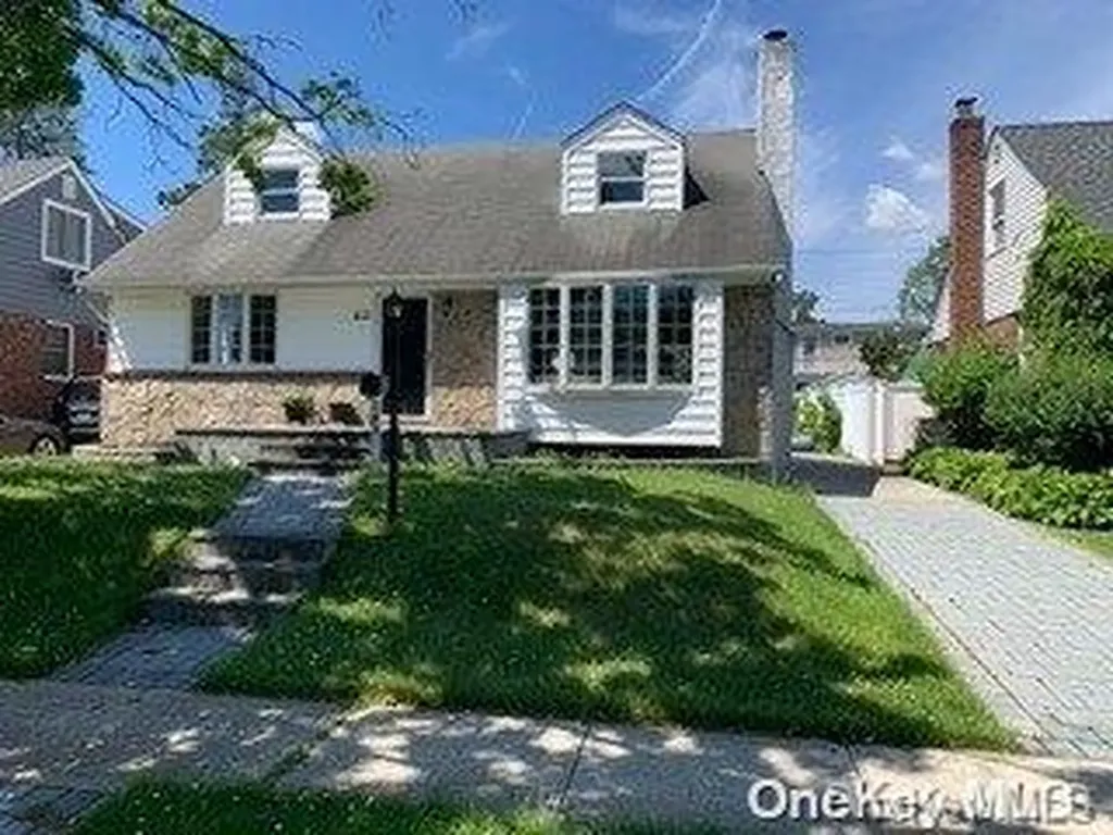 63 Pembrook Drive Mineola NY 11501