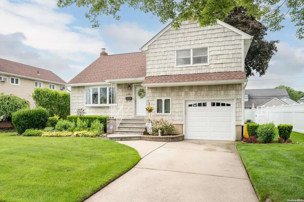13 Oxford Avenue Massapequa NY 11758
