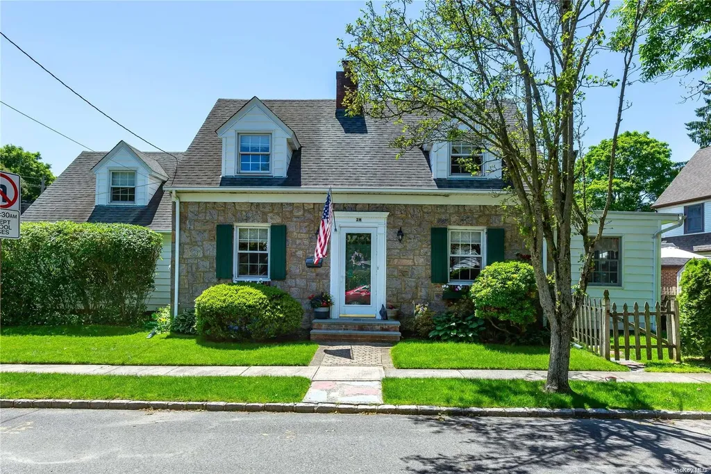 28 Oakley Place Great Neck NY 11020