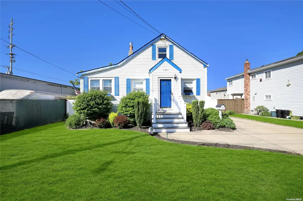 121 N Clinton Avenue Lindenhurst NY 11757