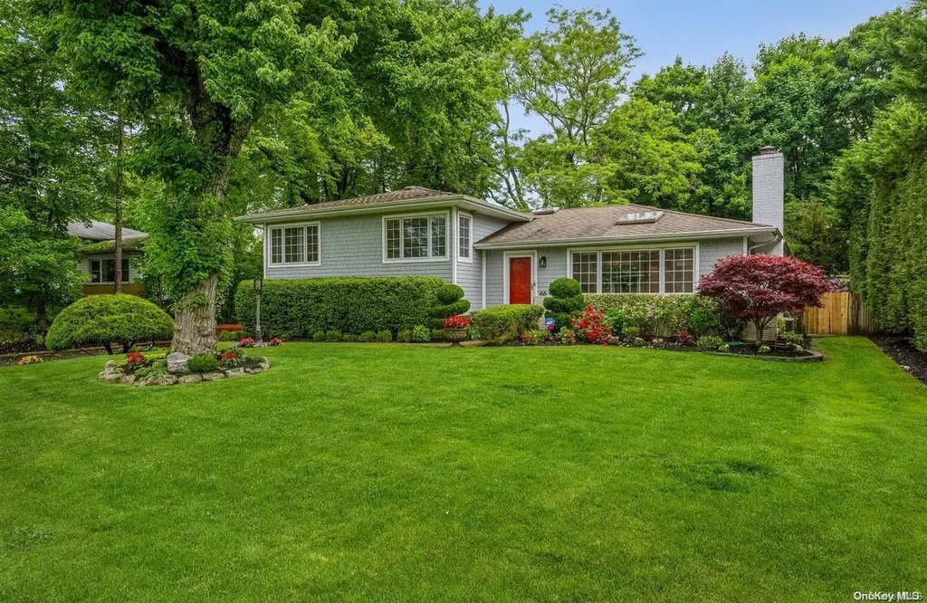 46 Ridge Drive E Roslyn NY 11576