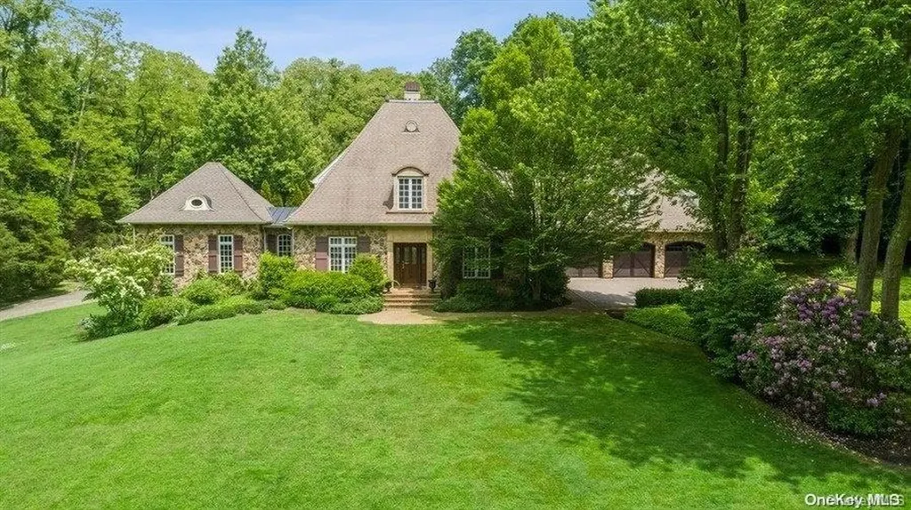 2 Spring Bay Lane Lloyd Harbor NY 11743