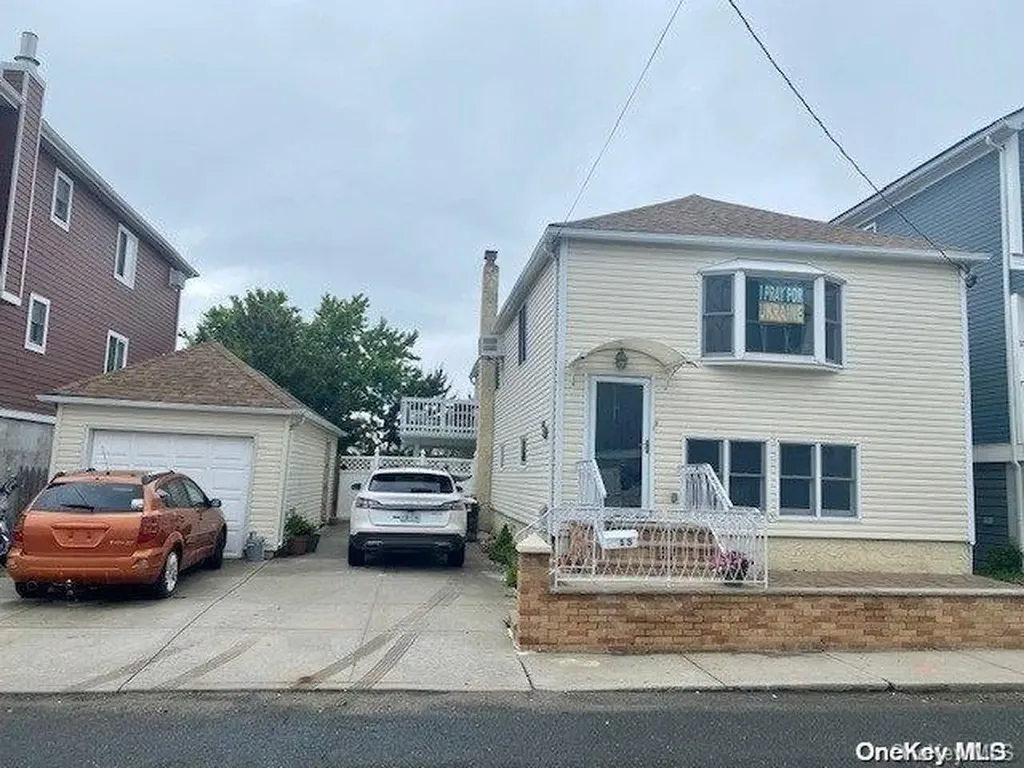13 E 6th Road Broad Channel NY 11693
