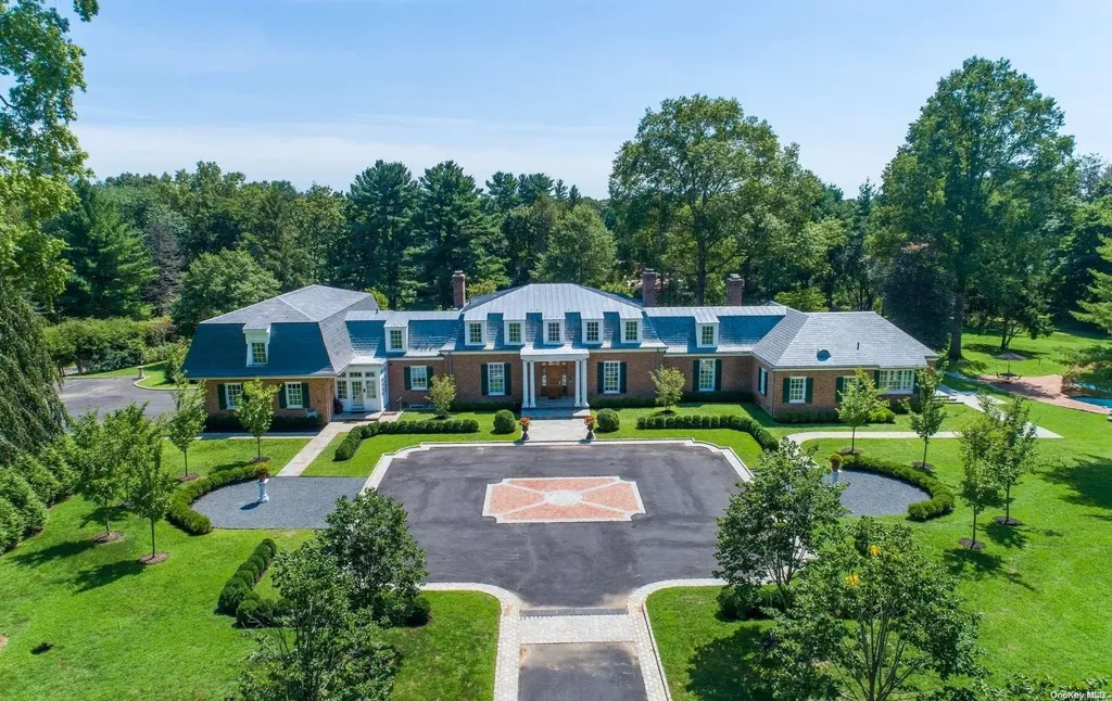 28 Applegreen Drive Old Westbury NY 11568