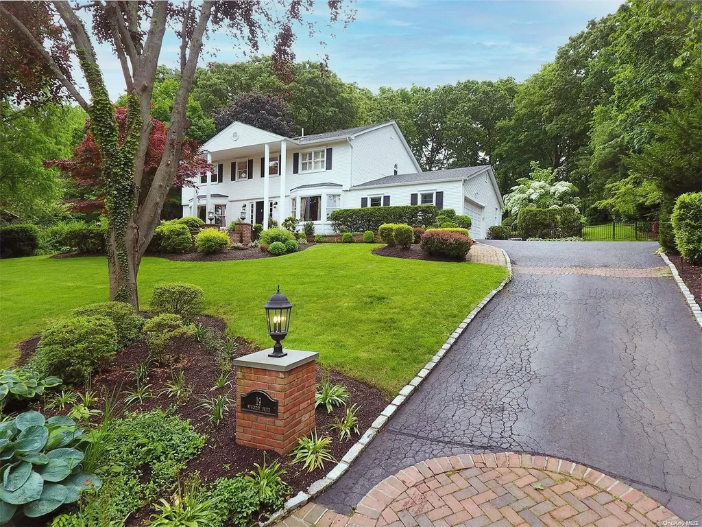 19 Suncrest Drive Dix Hills NY 11746