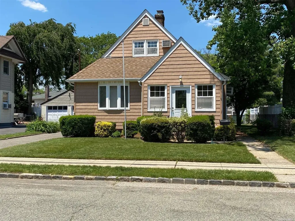 12 Bagley Avenue Albertson NY 11507