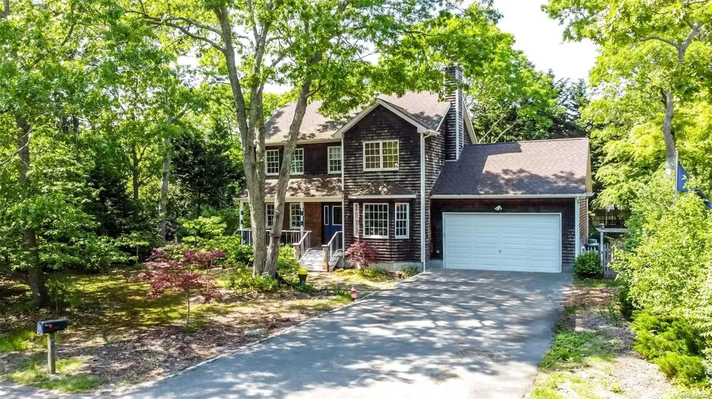 11 Neptune Avenue Hampton Bays NY 11946
