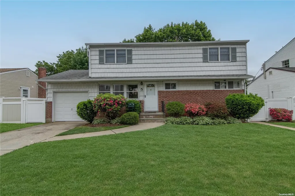 5 Crescent Drive Old Bethpage NY 11804