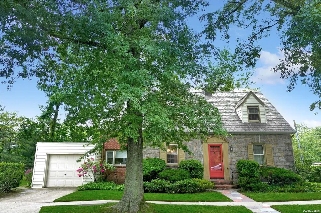 25 Highland Place Great Neck NY 11020