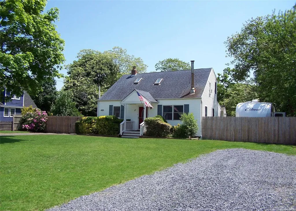 11 Wards Lane Bellport NY 11713