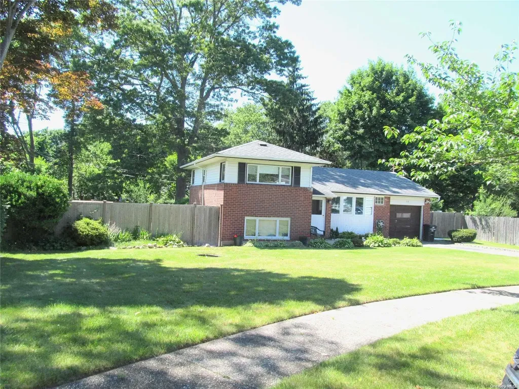 10 Oneida Lane Commack NY 11725