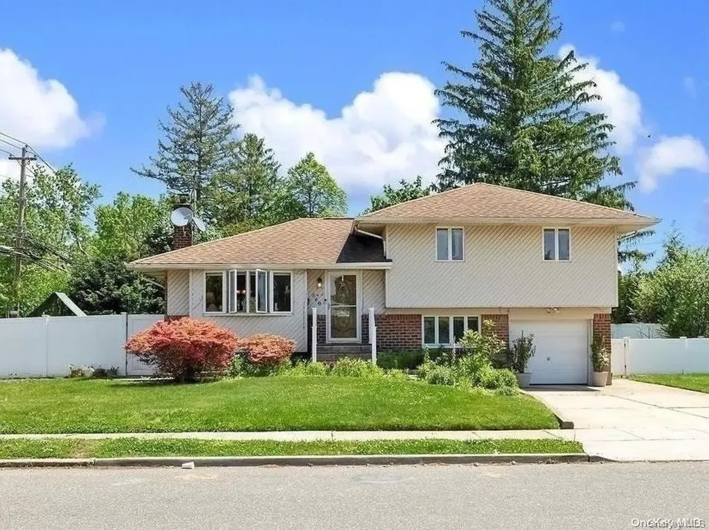 240 Floral Avenue Plainview NY 11803