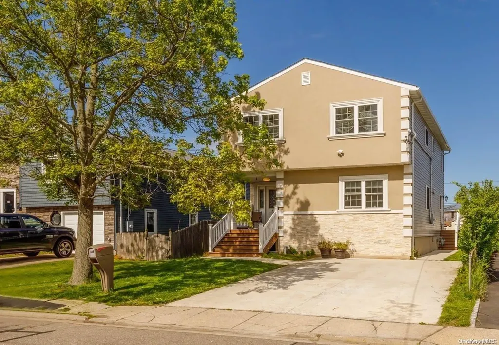 824 Beach Street Lindenhurst NY 11757