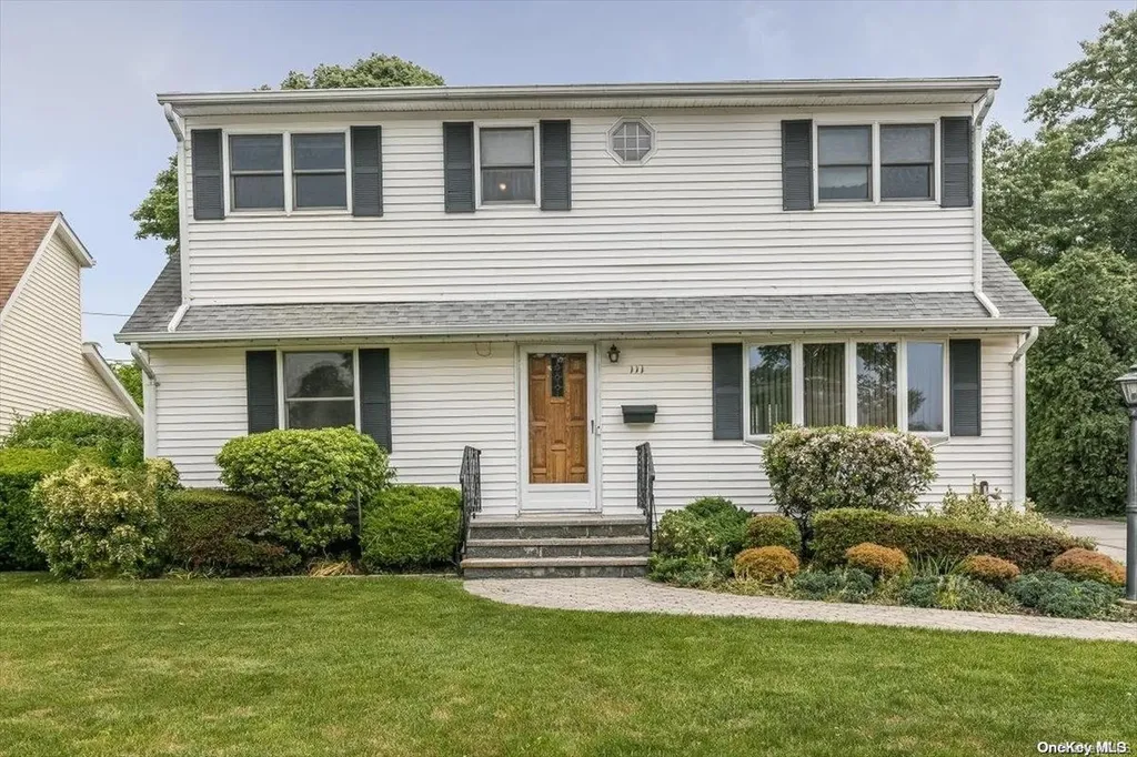 111 Plainfield Road Albertson NY 11507