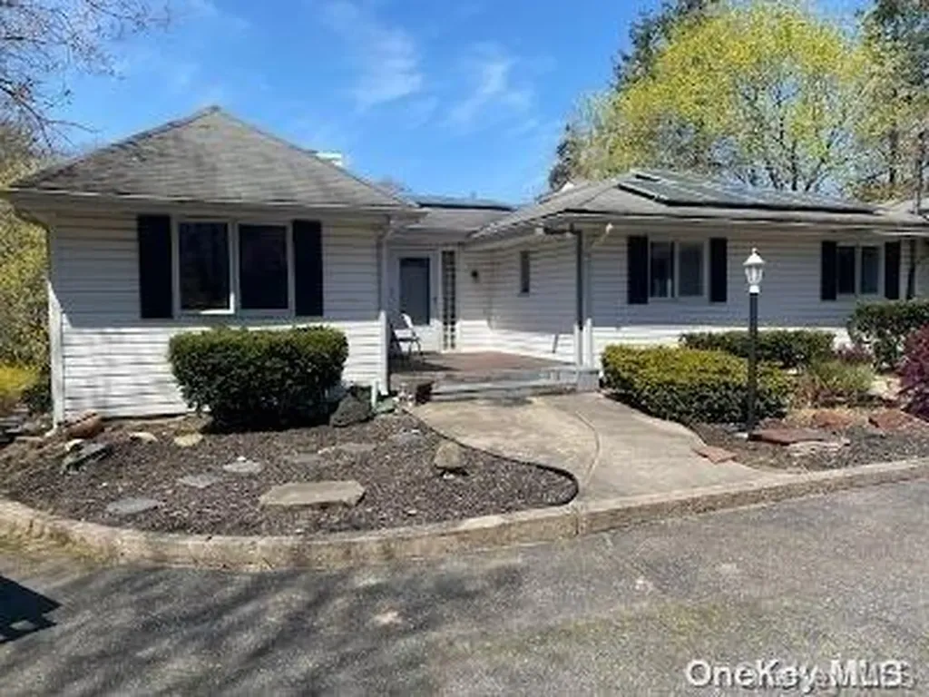 18 Brook Run Drive Medford NY 11763