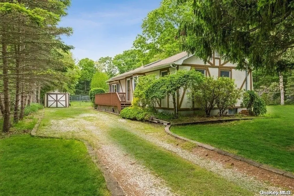 50 Crescent Bow Ridge NY 11961