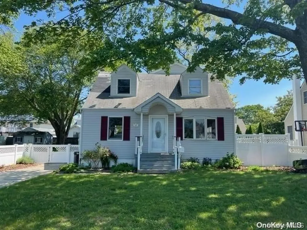 576 N Hamilton Avenue Lindenhurst NY 11757