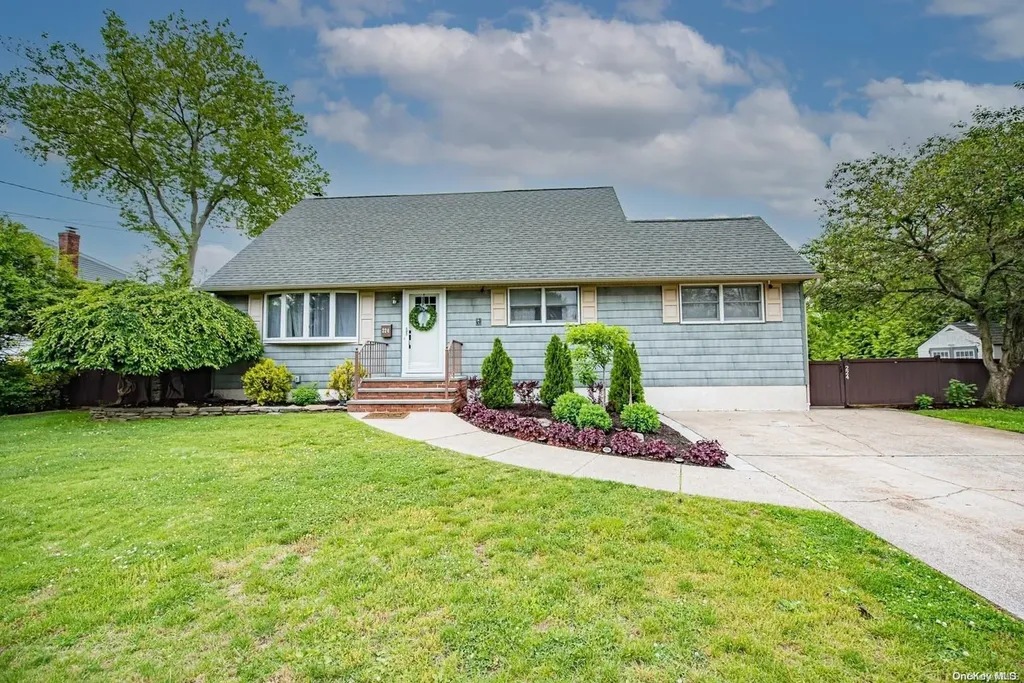 224 43rd Street Lindenhurst NY 11757