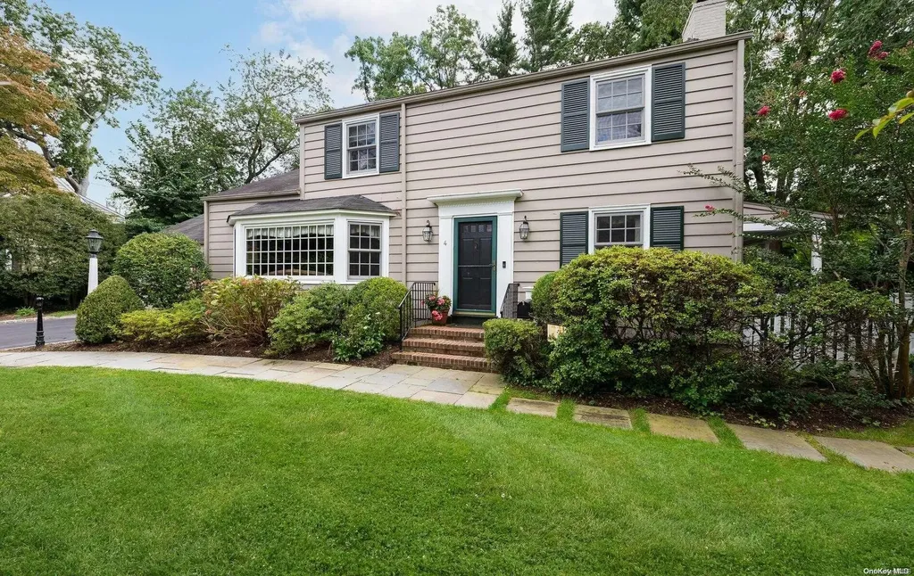4 Hewlett Place Glen Head NY 11545