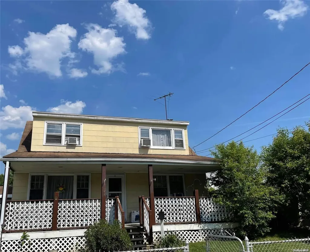 406 Albany Avenue Lindenhurst NY 11757