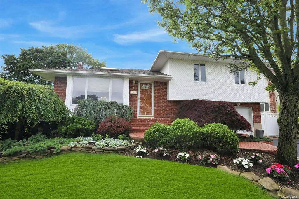 7 Newcastle Avenue Plainview NY 11803