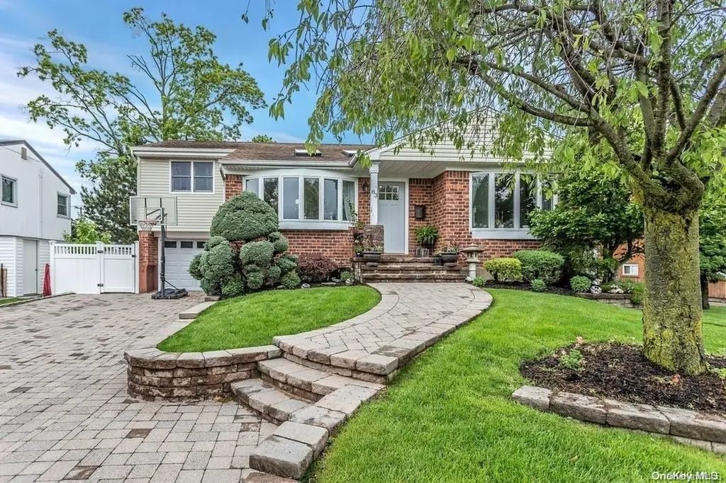 83 Hillary Lane Westbury NY 11590