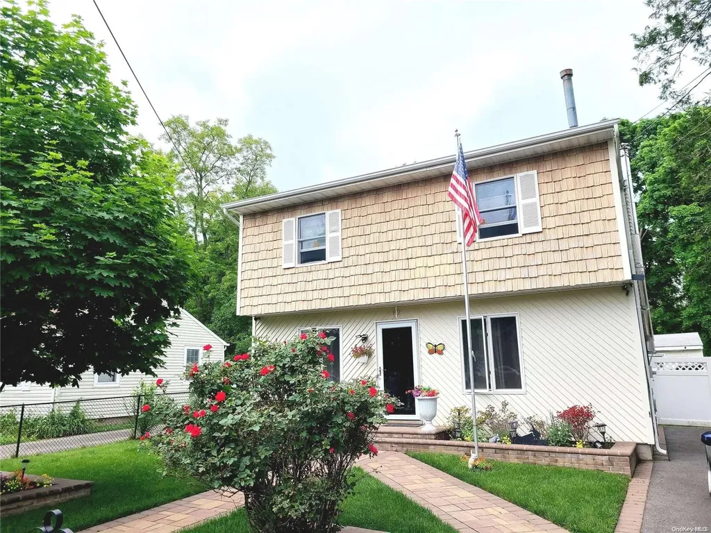 82 E Halley Lane Central Islip NY 11722