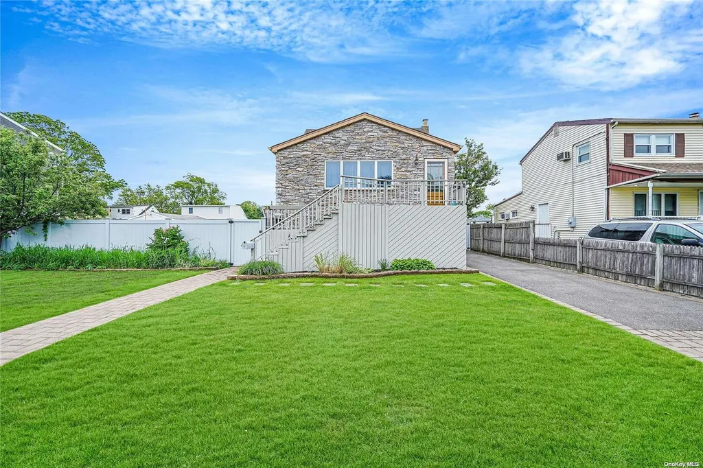 25 E Granada Avenue Lindenhurst NY 11757