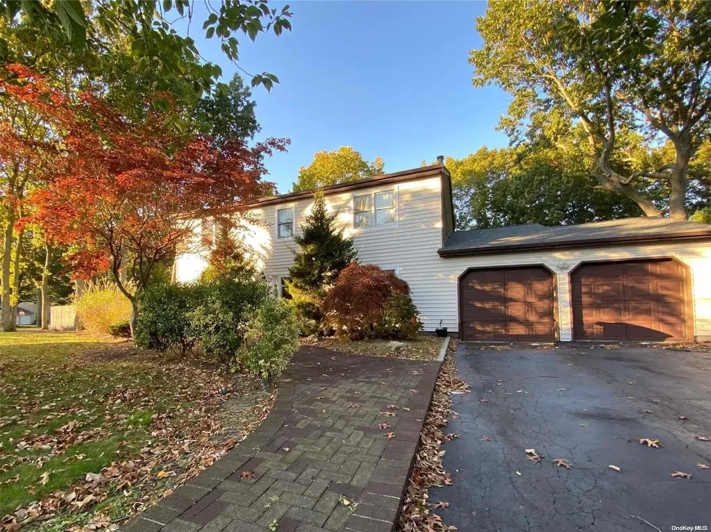 21 Mike Lane Smithtown NY 11787