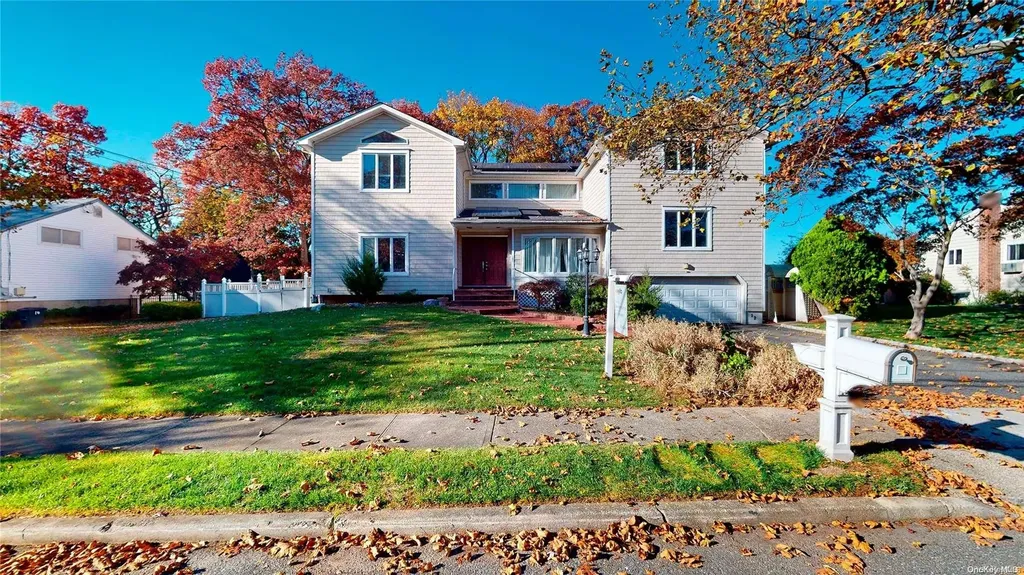 12 Lamplight Lane Dix Hills NY 11746