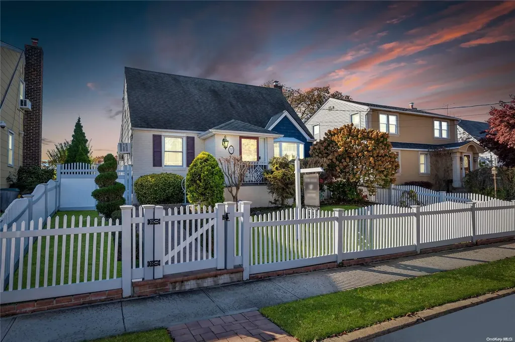 33 Avalon Road Hewlett NY 11557
