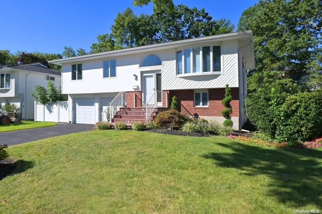 1752 Roberta Lane Merrick NY 11566