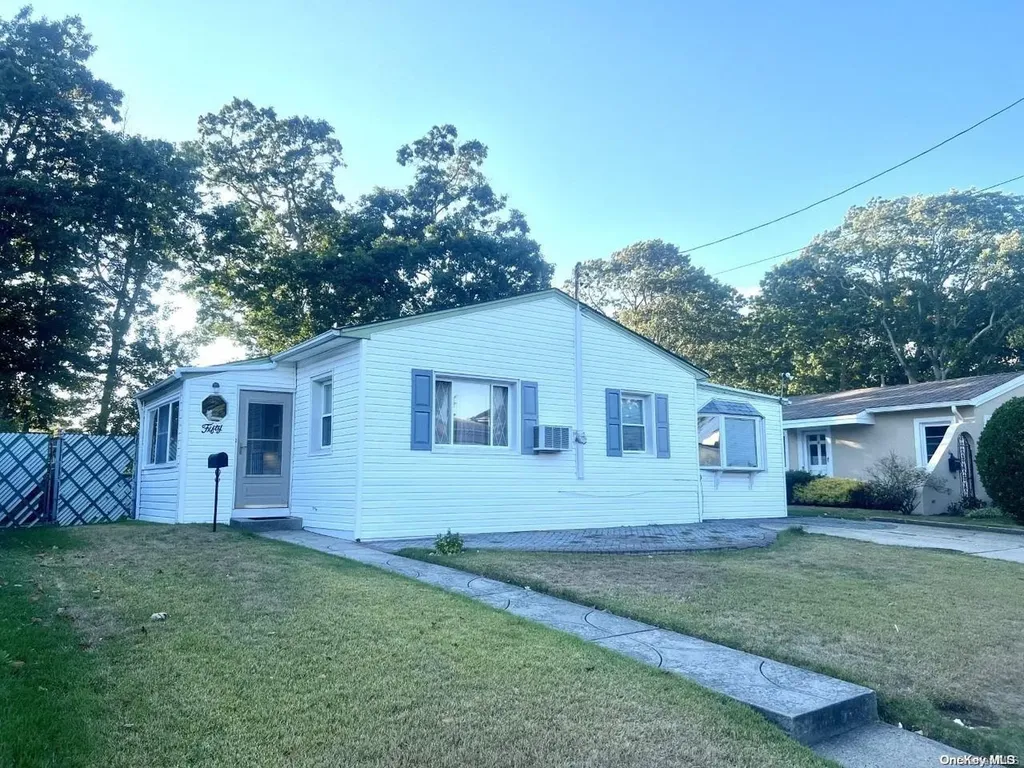 50 Park Lane Massapequa NY 11758