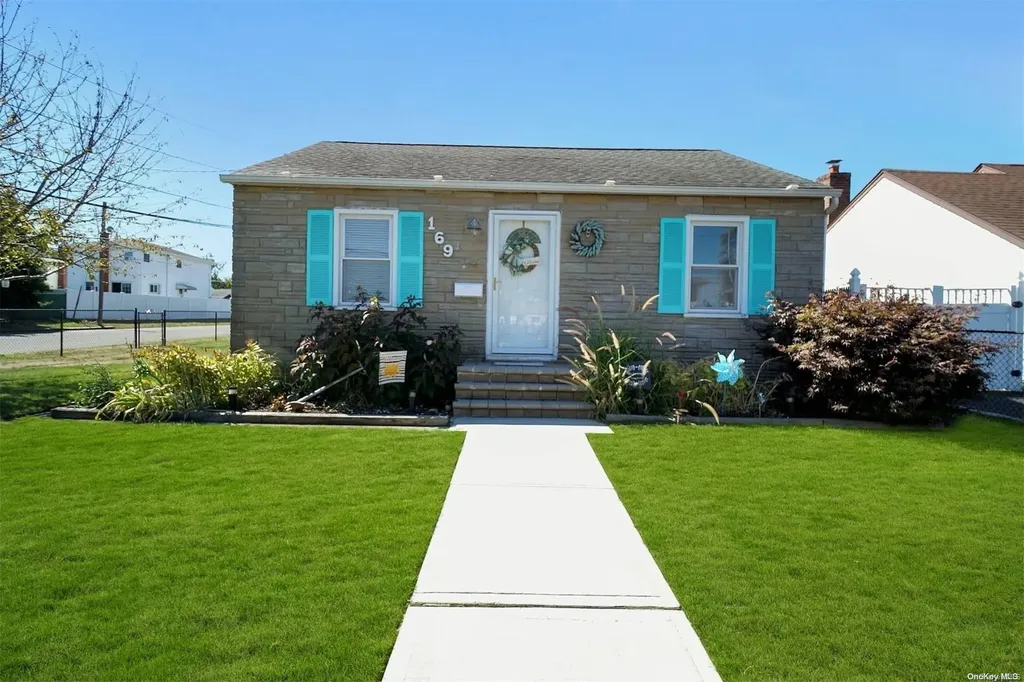 169 Verona Parkway Lindenhurst NY 11757