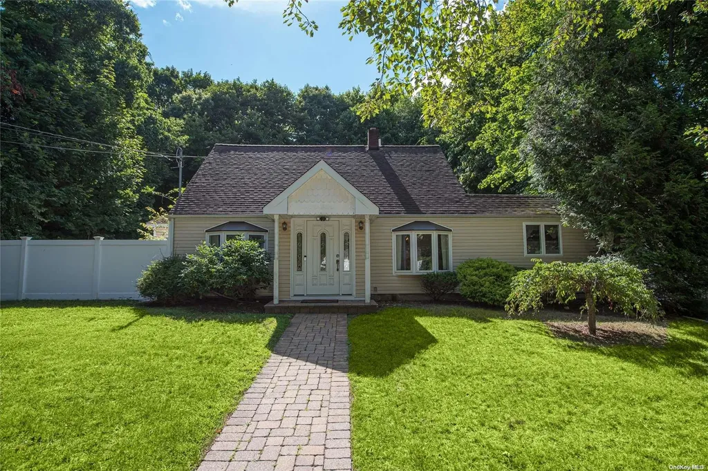 10 Lindner Place Smithtown NY 11787