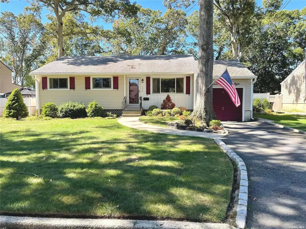 1348 Illinois Avenue Bay Shore NY 11706