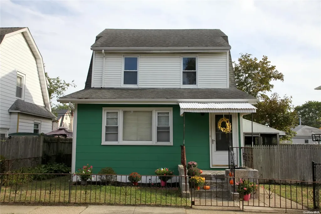 2 Laurel Road Lindenhurst NY 11757