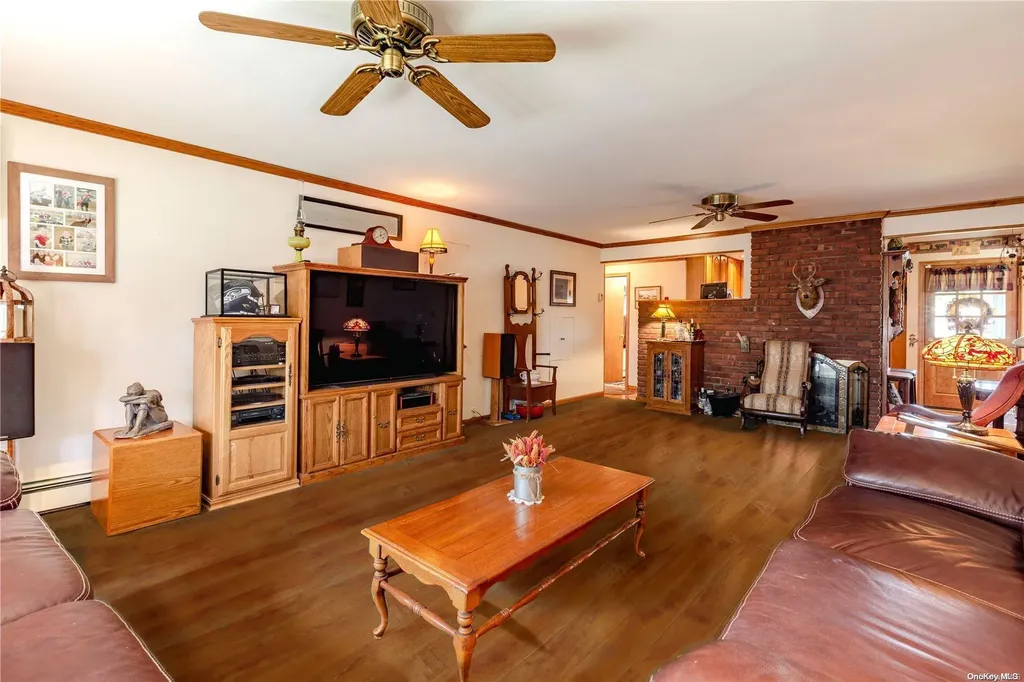 68 Land Lane Westbury NY 11590